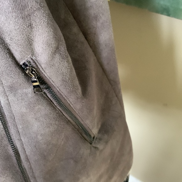 Grey suede like soft vest with faux fur size small - Picture 2 of 8